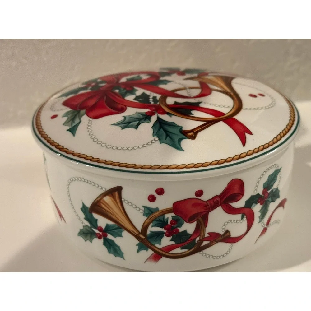 Mikasa Christmas Trinket Box Round Holiday Holly‎ Berry Gold Horn Red Bow Lid